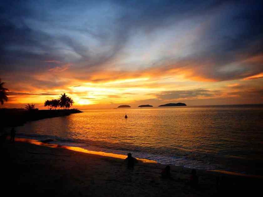 My photo of the sunset at Tanjung Aru Beach in Kota Kinabalu taken November 2024